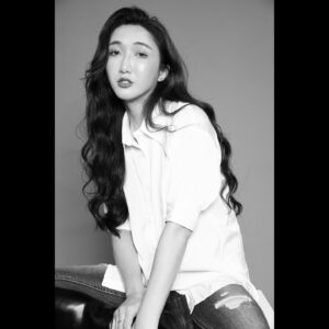 Chia-Chen Hsieh Instagram - -
「那你知道他是男生嗎？」

性別還原手術轉眼已過了十年
到現在還是有人認為我是男生
嚴格說起來，是「曾經是男生」

從小的霸凌，到手術以來遇到的歧視
從一開始的厭惡懷疑、否定自己
到現在的性別認同、接受自我
在這當中讓我慢慢明白
原來，這從來都不是件「丟臉」的事

「做自己」到底招誰惹誰了？

小時候，我們總是充滿自信
敢抓蟲、敢展現、敢舞動、敢表達
但為什麼隨著年紀的增長
自信卻以成反比的方式逐漸消散
取而代之的是再三的懷疑自己
直到所有的信心都消失殆盡

那如果我們試著堅強面對
我們不在意外在的眼光
我們不在意自己的聲音與長相
我們沒有失去小時候那道光芒

在面對社會的各種抨擊時
有人說你死人妖、說你不夠好
說你像男生、說你做不到
我們有能力與智慧告訴他們：

《我擁有的特質比這些好太多了！》
因為我身上所有的一切都代表著我！
我就是我！我以自己為榮！

因緣際會進入了模特的產業
也因為如此，接觸到了表演
開啟了走上「演員」之路
使命般的熱愛
讓我踏著得來不易的每一步

近期拍攝了一位金馬導演的電影
在講戲時他突然對我說：
「嘉宸，善用妳的天賦與特質，妳做得到。」

我覺得我的優勢
就是一般人所沒有的經歷
縱使那些過去在心中留下不少傷疤
卻也造就了現在的我
成就我的生命，也累積成了底蘊

如果說現在台灣戲劇圈缺少什麼
✨【我相信就是少了我這種，特別且不被看好的人。】✨

雖然這句話現在聽起來似乎自不量力
但謝謝一直以來
相信我的親朋好友與貴人們
我會做到足以實現說出這句話的價值。

停止檢討你自己
每一種獨特
都是你自己的獨一無二
相信你自己，你一定做得到

我很棒，我很漂亮
我自己知道最重要😏

📷 @xin.li.3x 

#beyourself