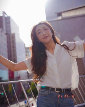 Chia-Chen Hsieh Instagram - -
「今天的你，有比昨天更好嗎？」

每個人都有自己時區、自己的步調
在羨慕別人的同時
一定也有羨慕你特質的人

今天看到最喜歡的一句話
🔺《每天進步一點點，十年後讓人追不上。》

即使前進的很慢
但堅持每天向上一點點
時間一長，也會是意想不到的高度！

保持愉悅的心情、不要停止學習
那種改變，自己可能察覺不到
但散發出來的，是騙不了人的☺️

📷 @amy_vul3aup3 

#positive #mood #like #photography #photooftheday #photo #photogram #progress