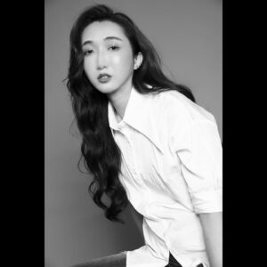 Chia-Chen Hsieh Instagram - -
「那你知道他是男生嗎？」

性別還原手術轉眼已過了十年
到現在還是有人認為我是男生
嚴格說起來，是「曾經是男生」

從小的霸凌，到手術以來遇到的歧視
從一開始的厭惡懷疑、否定自己
到現在的性別認同、接受自我
在這當中讓我慢慢明白
原來，這從來都不是件「丟臉」的事

「做自己」到底招誰惹誰了？

小時候，我們總是充滿自信
敢抓蟲、敢展現、敢舞動、敢表達
但為什麼隨著年紀的增長
自信卻以成反比的方式逐漸消散
取而代之的是再三的懷疑自己
直到所有的信心都消失殆盡

那如果我們試著堅強面對
我們不在意外在的眼光
我們不在意自己的聲音與長相
我們沒有失去小時候那道光芒

在面對社會的各種抨擊時
有人說你死人妖、說你不夠好
說你像男生、說你做不到
我們有能力與智慧告訴他們：

《我擁有的特質比這些好太多了！》
因為我身上所有的一切都代表著我！
我就是我！我以自己為榮！

因緣際會進入了模特的產業
也因為如此，接觸到了表演
開啟了走上「演員」之路
使命般的熱愛
讓我踏著得來不易的每一步

近期拍攝了一位金馬導演的電影
在講戲時他突然對我說：
「嘉宸，善用妳的天賦與特質，妳做得到。」

我覺得我的優勢
就是一般人所沒有的經歷
縱使那些過去在心中留下不少傷疤
卻也造就了現在的我
成就我的生命，也累積成了底蘊

如果說現在台灣戲劇圈缺少什麼
✨【我相信就是少了我這種，特別且不被看好的人。】✨

雖然這句話現在聽起來似乎自不量力
但謝謝一直以來
相信我的親朋好友與貴人們
我會做到足以實現說出這句話的價值。

停止檢討你自己
每一種獨特
都是你自己的獨一無二
相信你自己，你一定做得到

我很棒，我很漂亮
我自己知道最重要😏

📷 @xin.li.3x 

#beyourself