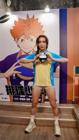 Chia-Chen Hsieh Instagram - 在路上了🏐🔥❤️
就在今晚…

⚠️看完排少的你，最想打什麼位置？

👕 @uniqlo_taiwan 
👜 @caco_tw @navy_co 

#排球少年 #垃圾場的決戰 #電影版 #烏野 #音駒 #haikyuu #volleyball #volleyballplayer #volleyballgirls #fyp