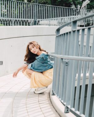 Chia-Chen Hsieh Instagram - -
@taotzuchang 道慈老師眼裡的我。

「原來，我也可以成為…」

每次跟 @imokahhhh 頻道拍攝🎬
道慈老師總是有辦法在我瘋癲的過程
抓到那麼一絲靜謐的瞬間…

大家真的要收看當天的拍攝花絮
先追蹤訂閱起來🔥
連我都超期待上片的日子了😍

📍偷偷測試是否為頻道老觀眾
⚠️請問：「Miya在頻道首度以什麼動物出道？」

#imok #photo #photooftheday #photography #youtube #fyp #model #actor #actorslife