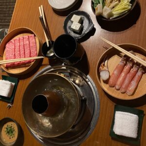 Chiago Liu Instagram - 1. 澀谷的「豬排丼屋 瑞兆」讚的！
2.harbs 草莓蛋糕我的愛❤️
3.我愛這家銅鑼燒，沒加奇怪的添加物而且皮超香！
4.I am donuts 甜甜圈好吃，提拉米蘇的很厲害
5.瀨里奈涮涮鍋就我的愛，雖然不吃牛肉我還是要去吃，蒜飯也是我的愛。
6.balcony by 6th的鬆餅存好久終於吃到，好吃！
7.buvette 據說焦糖布丁很厲害，但沒吃到，吃到了這個巧克力我覺得非常的好吃！
以上
東京我的愛們
好吃就是好吃，不用像是主持美食節目需要過多的形容🤣

只是呢，除了火鍋，以上多多少少都要排隊，有點累😆