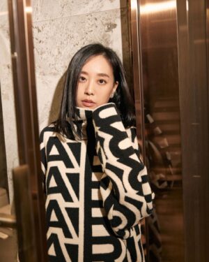 Chiago Liu Instagram - 今天不發文要等四年呢！
好
我發了✨🖤🤍

然後我喜歡這套
大器又舒服
舒服到都要睡著了呢！

Top&skirt @marcjacobs @imaginextw #MarcJacobs
Photo @dyc_lab_ 
Make up @arialping