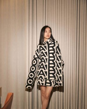 Chiago Liu Instagram - 今天不發文要等四年呢！
好
我發了✨🖤🤍

然後我喜歡這套
大器又舒服
舒服到都要睡著了呢！

Top&skirt @marcjacobs @imaginextw #MarcJacobs
Photo @dyc_lab_ 
Make up @arialping