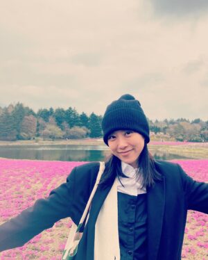 Chiago Liu Instagram - 1.好久沒遇到步行者天國，還沒中午的時候人蠻少的很開心💕
2.這種時候怎麼能不跳一個😁
3.第一次到富士山耶！雖然沒有看到完整的山頭，但也一樣開心，因為下次會再去吧！
4.沒看到山頭，旁邊的海報上說芝櫻滿開，就過去看看了，是一個⋯很大的公園的感覺🤣但規劃得很漂亮啦！拍起來也漂亮😆
5.手上的這個甜點，算是在日本吃到難得不太行的🤣應該是烤完之後真的放太久了！不過長得很可愛
6.我覺得我如果能活到6、70歲，遇到巧克力醬的物品我還是會這樣做

#tokyo #感覺很快會再去