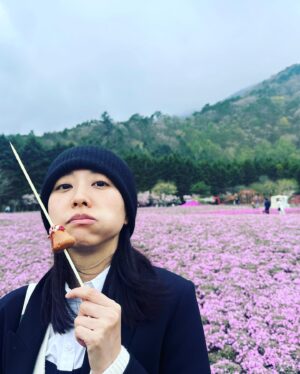 Chiago Liu Instagram - 1.好久沒遇到步行者天國，還沒中午的時候人蠻少的很開心💕
2.這種時候怎麼能不跳一個😁
3.第一次到富士山耶！雖然沒有看到完整的山頭，但也一樣開心，因為下次會再去吧！
4.沒看到山頭，旁邊的海報上說芝櫻滿開，就過去看看了，是一個⋯很大的公園的感覺🤣但規劃得很漂亮啦！拍起來也漂亮😆
5.手上的這個甜點，算是在日本吃到難得不太行的🤣應該是烤完之後真的放太久了！不過長得很可愛
6.我覺得我如果能活到6、70歲，遇到巧克力醬的物品我還是會這樣做

#tokyo #感覺很快會再去