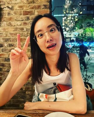 Chiago Liu Instagram - 1.好久沒遇到步行者天國，還沒中午的時候人蠻少的很開心💕
2.這種時候怎麼能不跳一個😁
3.第一次到富士山耶！雖然沒有看到完整的山頭，但也一樣開心，因為下次會再去吧！
4.沒看到山頭，旁邊的海報上說芝櫻滿開，就過去看看了，是一個⋯很大的公園的感覺🤣但規劃得很漂亮啦！拍起來也漂亮😆
5.手上的這個甜點，算是在日本吃到難得不太行的🤣應該是烤完之後真的放太久了！不過長得很可愛
6.我覺得我如果能活到6、70歲，遇到巧克力醬的物品我還是會這樣做

#tokyo #感覺很快會再去