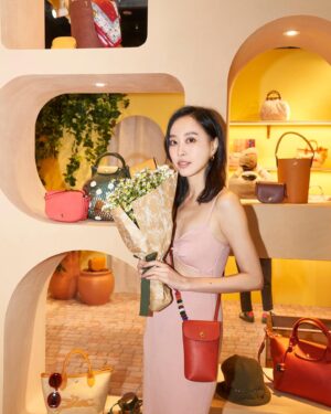 Chiago Liu Instagram - 本週主持Longchamp 在新光三越A 11館的Saint Tropez 快閃店活動，來賓是可愛的陳華和很仙又幽默的柯佳嬿，兩位來賓都是很認真的準備型，每次遇到這樣的來賓都感覺很幸運！

Longchamp 2024春夏的主題是我一直很想要去的南法Saint Tropez，A 11的快閃店非常非常的有南法悠閒浪漫的氛圍🤍很好拍也很好逛！
我還吃到了週末限定的冰淇淋😆（謝謝Phoebe 😘）
最後一張很想要放首圖但被經紀人明文禁止😂明明就很好看啊🤣

謝謝Longchamp ✨✨✨

Outfit all from 
@longchamp 
#LongchampSS24 
#LongchampUniversity 
#LongchampStTropez 

Photo @hsu__huang 
Make up @arialping 
Hair @jeffery627