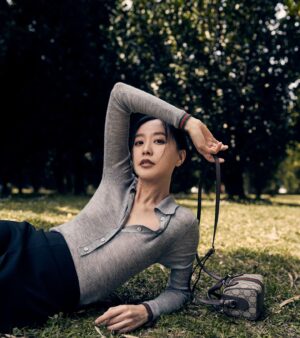 Chiago Liu Instagram - Gucci當時舉辦2024春夏米蘭時裝週的時候，秀場外也是下著大雨，跟現在台北的天氣一樣，極繁華麗之後是簡約俐落的高級感，我很喜歡新的Gucci 美學，時髦的細節滿滿，同時也很實穿。
手上的OPHIDIA 斜背包更是經典，是可以傳承好幾代的那一種優雅吧！

❤️❤️❤️💚💚💚

Outfit @gucci #gucci
Photo @hsu__huang 
Make up @arialping 
Hair @laku_lee
