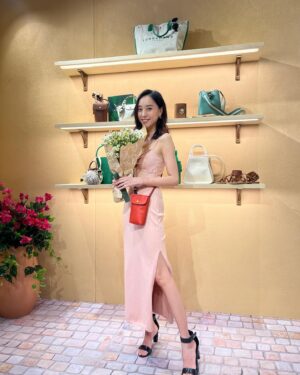 Chiago Liu Instagram - 本週主持Longchamp 在新光三越A 11館的Saint Tropez 快閃店活動，來賓是可愛的陳華和很仙又幽默的柯佳嬿，兩位來賓都是很認真的準備型，每次遇到這樣的來賓都感覺很幸運！

Longchamp 2024春夏的主題是我一直很想要去的南法Saint Tropez，A 11的快閃店非常非常的有南法悠閒浪漫的氛圍🤍很好拍也很好逛！
我還吃到了週末限定的冰淇淋😆（謝謝Phoebe 😘）
最後一張很想要放首圖但被經紀人明文禁止😂明明就很好看啊🤣

謝謝Longchamp ✨✨✨

Outfit all from 
@longchamp 
#LongchampSS24 
#LongchampUniversity 
#LongchampStTropez 

Photo @hsu__huang 
Make up @arialping 
Hair @jeffery627