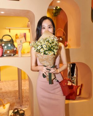 Chiago Liu Instagram - 本週主持Longchamp 在新光三越A 11館的Saint Tropez 快閃店活動，來賓是可愛的陳華和很仙又幽默的柯佳嬿，兩位來賓都是很認真的準備型，每次遇到這樣的來賓都感覺很幸運！

Longchamp 2024春夏的主題是我一直很想要去的南法Saint Tropez，A 11的快閃店非常非常的有南法悠閒浪漫的氛圍🤍很好拍也很好逛！
我還吃到了週末限定的冰淇淋😆（謝謝Phoebe 😘）
最後一張很想要放首圖但被經紀人明文禁止😂明明就很好看啊🤣

謝謝Longchamp ✨✨✨

Outfit all from 
@longchamp 
#LongchampSS24 
#LongchampUniversity 
#LongchampStTropez 

Photo @hsu__huang 
Make up @arialping 
Hair @jeffery627