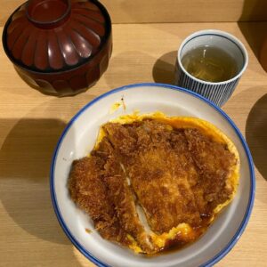 Chiago Liu Instagram - 1. 澀谷的「豬排丼屋 瑞兆」讚的！
2.harbs 草莓蛋糕我的愛❤️
3.我愛這家銅鑼燒，沒加奇怪的添加物而且皮超香！
4.I am donuts 甜甜圈好吃，提拉米蘇的很厲害
5.瀨里奈涮涮鍋就我的愛，雖然不吃牛肉我還是要去吃，蒜飯也是我的愛。
6.balcony by 6th的鬆餅存好久終於吃到，好吃！
7.buvette 據說焦糖布丁很厲害，但沒吃到，吃到了這個巧克力我覺得非常的好吃！
以上
東京我的愛們
好吃就是好吃，不用像是主持美食節目需要過多的形容🤣

只是呢，除了火鍋，以上多多少少都要排隊，有點累😆