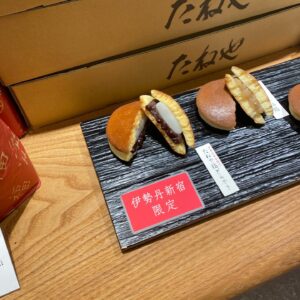 Chiago Liu Instagram - 1. 澀谷的「豬排丼屋 瑞兆」讚的！
2.harbs 草莓蛋糕我的愛❤️
3.我愛這家銅鑼燒，沒加奇怪的添加物而且皮超香！
4.I am donuts 甜甜圈好吃，提拉米蘇的很厲害
5.瀨里奈涮涮鍋就我的愛，雖然不吃牛肉我還是要去吃，蒜飯也是我的愛。
6.balcony by 6th的鬆餅存好久終於吃到，好吃！
7.buvette 據說焦糖布丁很厲害，但沒吃到，吃到了這個巧克力我覺得非常的好吃！
以上
東京我的愛們
好吃就是好吃，不用像是主持美食節目需要過多的形容🤣

只是呢，除了火鍋，以上多多少少都要排隊，有點累😆