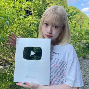 Chiai Fujikawa Instagram - YouTubeから銀の盾が届いたよ！ほんまは１ヶ月前くらいに届いとったけど、開封する瞬間はみんなと一緒がいいなと思って、バースデーライブのステージで開封しました！なんかみんなが言うにはとっても危なかっしい開封じゃったらしい🤔さらにYouTubeからのサプライズもあって楽しかったね。あの様子は撮っておいてもらっとるので😉また載せるね
#銀の盾