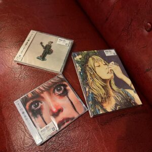 Chiai Fujikawa Instagram - 本日、新しいアルバム『内の臓が愚痴をこぼすもので』をリリースすることができました。
3年ぶりのフルアルバムですが、何気に４月にミニアルバムを出したばかりなので、本作はなかなかの急ピッチでの制作でした。
お陰で、ここ半年は音楽のことだけを考えるストイックな日々が続きました。ストイックなんて格好付けてしまいましたが、音楽のことを考える時間はこの上なく幸せで有り難いくらいです。実は今作でも『自律神経』という曲を作ったくらい私はなにかと日々乱れがちなんですが、歌っているときは不思議と自律神経の乱れさえ改善されるので、改めて音楽は偉大だな〜と再確認したりしました。
何が言いたいかというと私はやっぱり音楽が好きなんです。

そうそう、アルバムのタイトルですが、ヘンテコでなんなんだ？って思ったことと思います。
これは、この大変な世の中、皆も時には胃がキリキリ痛むようなこともあるかと思いまして…、
身体が動かなくてベッドから出られない朝も、大切な想いを軽んじる嫌なヤツも、あるいはやる気が起きなくて自己嫌悪する自分も…、生きにくい世の中です。
なので、凄くおこがましいですが、こんな世の中で、私の歌がひと時でも皆の痛みの鎮痛剤になれたらなーなんて思い、こんなタイトルを付けさせていただきました。
だから、正確には、『内の臓が愚痴をこぼすもので…鎮痛剤代わりに、藤川千愛の歌を聴かにゃいけんね』なんです、笑。

最後にもうひとつ良いですか。これは完全なお願いなんですが、先日、Twitterであるアンケートを取ったら、藤川千愛の曲はよく聴くけど、ライブには行ったことがないという方が66%もいて、そうなのか〜とちょっぴり凹みました。
本アルバムを聴いて一曲でも気になりましたら、是非ライブにも来てみてください。私は楽曲の制作やリリースももちろん大切にしていますが、生の歌を届けられるライブは、何物にも変え難い特別なものなので、上手く言えないけど、やっぱり生歌を聴いてもらいたいです。ライブに行くって行為自体にハードルを感じたり、そもそもライブ行ったことないって人、騙されたと思って遊びに来て欲しいです。覚醒させます。
長くなってしまいましたが、いつも応援ありがとうございます。どんなに歌が好きと言ったところで、届ける人がいてこそなので、いつも皆にはとても感謝しています。
改めましてありがとう。これからも宜しくお願い致します。
藤川千愛