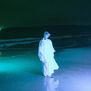 Chiaki Sato Instagram - 6/28(水)発売New Album「BUTTERFLY EFFECT」ジャケ写解禁🦋

アートワークはmottyさん。S.S.S.から始まったこのフェーズもついに終着点。感慨深いです。
CDの歌詞ブックレットも素敵な仕上がりとなっているので是非手に取って欲しいです！

各ショップオンラインにて予約受付中💿

Art Direction by   Motoko Marui(NII) @_motty_
Design by Saki Nihei(NII)
Photographer：Yoshitake Hamanaka @yoshitakehamanaka
Styling：Haruki Okamura @harukiokamura
Hair & Make - up：Hitomi Matsuno @matsuno71

#佐藤千亜妃_BE
