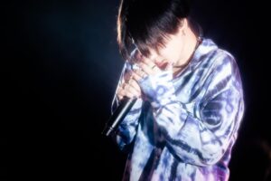 Chiaki Sato Instagram - 満員御礼◎東京公演@恵比寿LIQUIDROOM、ありがとうございました...！来世でもまた歌いたいと思った、そんな夜でした🌃

本当に最高な時間すぎて、伝えたいことが沢山あるんだけど、とにかくみんなに感謝を伝えたいです。心からありがとう。
りらちゃんと線香花火一緒に歌えて嬉しかった🫰☺️🎆
終演後にはフライングで、誕生日のお祝いもしていただきました🎂9/20までもう少し...！！
次は明後日、大阪で会おうね✌️

P.S あ、あと、まじでこれだけは言わせて。
生きてるだけで💯点だ。共に長生きしようね。

Photo by 田中聖太郎 @seitaro__tanaka

#佐藤千亜妃 #幾田りら
#FLYFLYFLY #線香花火