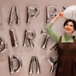 Chiaki Horan Instagram - _
35回目の9月28日を迎えて、たくさんの方々がお祝いしてくださいました🎂🩶

歳を重ねるごとに幸せな人生をもらったなと実感します。こんな幸せで大丈夫だろうかと思うくらい幸せです。大丈夫なんですけど。笑

どの現場も、どの出会いも、私にとって大切な宝物です。

既にたくさんワガママ言っている気がしますが、ある人が「ワガママに自由に好きなことだけして生きて良い」と言ってくれたので、残りの30代、その通りに生きていこうと思います🎶💃🕺🎶

そして、いつも支えてくださる皆さん。お祝いコメント全部読みました☺️ありがとうございます🙏💖

そしてこれからもどうぞよろしくお願い致します㊗️🙏
