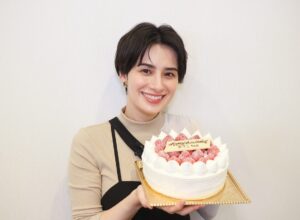Chiaki Horan Instagram - _
35回目の9月28日を迎えて、たくさんの方々がお祝いしてくださいました🎂🩶

歳を重ねるごとに幸せな人生をもらったなと実感します。こんな幸せで大丈夫だろうかと思うくらい幸せです。大丈夫なんですけど。笑

どの現場も、どの出会いも、私にとって大切な宝物です。

既にたくさんワガママ言っている気がしますが、ある人が「ワガママに自由に好きなことだけして生きて良い」と言ってくれたので、残りの30代、その通りに生きていこうと思います🎶💃🕺🎶

そして、いつも支えてくださる皆さん。お祝いコメント全部読みました☺️ありがとうございます🙏💖

そしてこれからもどうぞよろしくお願い致します㊗️🙏