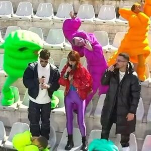 Chiara Galiazzo Instagram - E in un 𝘪𝘴𝘵𝘢𝘯𝘵𝘦 @idesideriofficial hanno tirato fuori il loro nuovo singolo a #VivaRai2 💥 con un’inedita @chiara_galiazzo 🎶