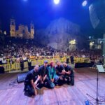 Chiara Galiazzo Instagram - È stata un’ Estate bellissima. Abbiamo suonato e cantato, tutti insieme, ci siamo potuti reincontrare e guardare in faccia, urlare a squarciagola ed emozionarci, insieme. Si sottovaluta quanto faccia bene ricordarsi ogni tanto che c’ è un mondo reale oltre agli algoritmi e ai numeri che sentiamo analizzare ogni giorno. È stato stupendo 💜 Grazie ai miei compagni di viaggio @ale_gald , @daniele_tromby , @donato_emma , @raffaeletrabass , @nicolasbudani , @l.massimiliano , A @baobabmusicofficial e ai miei due angeli custodi, @nuzzi.marco e @marycvlr 💚 E Grazie a chi c’ è stato 💜 Grazie a tutti! 💜