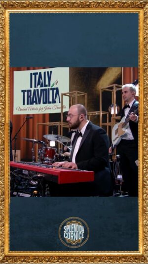 Chiara Galiazzo Instagram - L’Italia si schiera con John Travolta: dopo il successo di We Are The World, ecco a voi We Are The John della #ItalyForTravolta @iogeppicucciari @chiara_galiazzo @lesliesackeyofficial, #CarloImperato e la nostra band @ballosballo @daniele_d.alessandro @davide_angelica01 @tommyruggero 

#SplendidaCornice #GeppiCucciari #ChiaraGaliazzo #LeslieSackey #JohnTravolta #Sanremo #WeAreTheWorld #WeAreTheJohn #Rai3 #RaiCultura