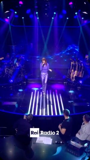 Chiara Galiazzo Instagram - 🎵E io che vedo solo il tuo sorriso
Che fa sembrare tutto straordinario
Come te 🎵

@chiara_galiazzo canta "Straordinario" a #Radio2SocialClub