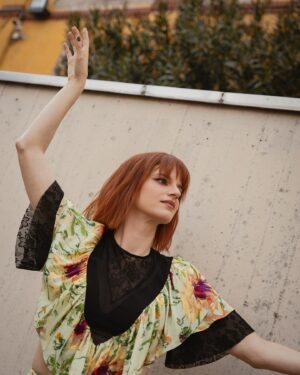 Chiara Galiazzo Instagram - Se solo potessi attraverso i miei occhi 
Farti vedere tutto quello che sei 
Cancellerei in un colpo tutti i tuoi mostri 
E ti salverei 🕊️✨