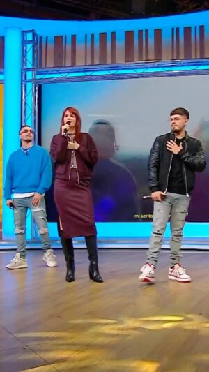 Chiara Galiazzo Instagram - A #lavoltabuona @chiara_galiazzo e @idesideriofficial cantano #istanti 🎤