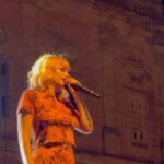Chiara Galiazzo Instagram - È stata un’ Estate bellissima. Ho girato l’ Italia in lungo e in largo, ho rivisto un sacco di voi che non vedevo da tempo, alcuni sono cresciuti e sono diventati adulti. Cantare insieme Nessun posto è casa mia ha tutta un’ altra valenza quando nel mezzo sono passati anni, svariate peripezie e trend musicali. Ma se c è una cosa che ho capito dopo tutti questi concerti é che alla fine rimangono le canzoni, che resistono come le montagne nonostante uragani e tempeste. Il tour non è ancora finito ma nel frattempo volevo ringraziare tutti, mi avete fatto sentire a casa. Forse è vero che i posti sono semplicemente persone💜