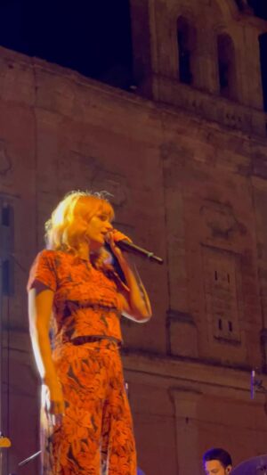 Chiara Galiazzo Instagram - È stata un’ Estate bellissima. 
Ho girato l’ Italia in lungo e in largo, ho rivisto un sacco di voi che non vedevo da tempo, alcuni sono cresciuti e sono diventati adulti.
Cantare insieme Nessun posto è casa mia ha tutta un’ altra valenza quando nel mezzo sono passati anni, svariate peripezie e trend musicali. 
Ma se c è una cosa che ho capito dopo tutti questi concerti é che alla fine rimangono le canzoni, che resistono come le montagne nonostante uragani e tempeste.
Il tour non è ancora finito ma nel frattempo volevo ringraziare tutti, mi avete fatto sentire a casa.
Forse è vero che i posti sono semplicemente persone💜