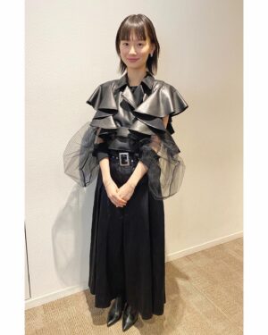 Chie Tsuji Instagram - 映画「シンデレラガール」
初日舞台挨拶ありがとうございました

満員のお客様に見ていただけて
幸せでした

劇中でも黒いお洋服を着ていた
唯らしいお衣装でした

唯は監督の分身という責任ある役を
演じさせていただき光栄でした

東京での上映もう少し続きますので
ぜひ劇場でみていただきたいです^_^

👗
 @shiroma_official 

 💎
@ops_accessory 
@vendomeboutique_official 

 👞
@mamian_co_jp