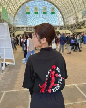 Chihiro Kawakami Instagram - 🦸🏼‍♂️🌟

5/3〜5の3日間
#大阪コミコン2024
ありがとうございました！

ご来場下さったみなさんのキラキラした表情や自分自身が更にポップカルチャーの魅力にハマっていくのを感じて多幸感溢れる空間だったなと余韻に浸っています❤️‍🔥

今年もPR大使として参加させていただき光栄でした！

また機会がありますように☺️🙏🏻✨

#3日目に来ていた私服
#deadpool #18禁ヒーロー 
#🫣