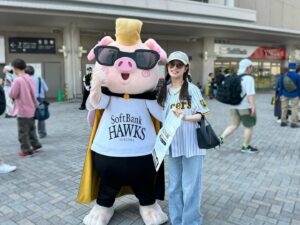 Chihiro Kawakami Instagram - 🏟️

福岡みずほPayPay Domeへ遠征してきました

🦅ソフトバンク - 阪神🐯

まけほー悔しかった！！
でもドームの雰囲気だったり
グルメ、グッズはめっちゃ楽しめました⚾️✨

バリカタ君と写真撮れたので満足🐷笑
似たようなサングラスしててよかった🕶️

明日はとらほーしますように！！！

#福岡みずほPayPayドーム
#paypayドーム #ソフトバンクホークス 
#阪神タイガース #TORACO
#家族で遠征 #最高