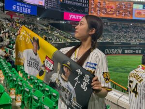 Chihiro Kawakami Instagram - 🏟️

福岡みずほPayPay Domeへ遠征してきました

🦅ソフトバンク - 阪神🐯

まけほー悔しかった！！
でもドームの雰囲気だったり
グルメ、グッズはめっちゃ楽しめました⚾️✨

バリカタ君と写真撮れたので満足🐷笑
似たようなサングラスしててよかった🕶️

明日はとらほーしますように！！！

#福岡みずほPayPayドーム
#paypayドーム #ソフトバンクホークス 
#阪神タイガース #TORACO
#家族で遠征 #最高