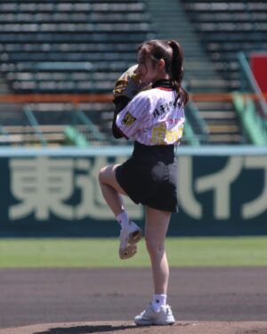 Chihiro Kawakami Instagram - 🏟️⚾️

今日甲子園で行われた
阪神タイガース × くふうハヤテベンチャーズ静岡 戦

月刊タイガース「ちっひー虎の虫」を背負って
始球式をさせていただきました🐯🪽

ノーバン右寄り投球でした！！

理想の投球はできなかったけど
甲子園のマウンドに立てた事だけで
ナイスピッチだったんじゃないかと自分を甘やかしてます笑

朝からではありましたが
来てくださった皆さんありがとうございました！

スタンドでのトークショーに始球式という素敵な機会を下さった月刊タイガースさんに感謝ですし、

平田良介さんと福家さんと大野アナと
スカイAゲスト出演まで…
盛りだくさんで夢見たいな1日でした👑❤️‍🔥

また皆さんと甲子園に行けますように☺️🫰🏻

#阪神タイガース #くふうハヤテ
#阪神甲子園球場 #甲子園 
#月刊タイガース #スカイA
#始球式 #自前のグローブで ☝🏻