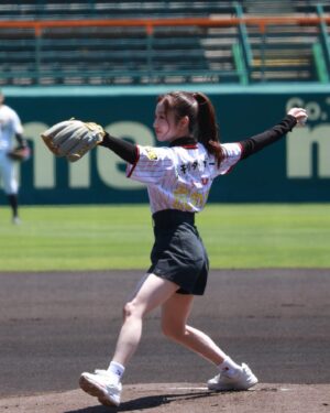 Chihiro Kawakami Instagram - 🏟️⚾️

今日甲子園で行われた
阪神タイガース × くふうハヤテベンチャーズ静岡 戦

月刊タイガース「ちっひー虎の虫」を背負って
始球式をさせていただきました🐯🪽

ノーバン右寄り投球でした！！

理想の投球はできなかったけど
甲子園のマウンドに立てた事だけで
ナイスピッチだったんじゃないかと自分を甘やかしてます笑

朝からではありましたが
来てくださった皆さんありがとうございました！

スタンドでのトークショーに始球式という素敵な機会を下さった月刊タイガースさんに感謝ですし、

平田良介さんと福家さんと大野アナと
スカイAゲスト出演まで…
盛りだくさんで夢見たいな1日でした👑❤️‍🔥

また皆さんと甲子園に行けますように☺️🫰🏻

#阪神タイガース #くふうハヤテ
#阪神甲子園球場 #甲子園 
#月刊タイガース #スカイA
#始球式 #自前のグローブで ☝🏻