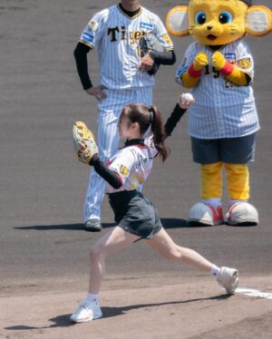Chihiro Kawakami Instagram - 🏟️⚾️

今日甲子園で行われた
阪神タイガース × くふうハヤテベンチャーズ静岡 戦

月刊タイガース「ちっひー虎の虫」を背負って
始球式をさせていただきました🐯🪽

ノーバン右寄り投球でした！！

理想の投球はできなかったけど
甲子園のマウンドに立てた事だけで
ナイスピッチだったんじゃないかと自分を甘やかしてます笑

朝からではありましたが
来てくださった皆さんありがとうございました！

スタンドでのトークショーに始球式という素敵な機会を下さった月刊タイガースさんに感謝ですし、

平田良介さんと福家さんと大野アナと
スカイAゲスト出演まで…
盛りだくさんで夢見たいな1日でした👑❤️‍🔥

また皆さんと甲子園に行けますように☺️🫰🏻

#阪神タイガース #くふうハヤテ
#阪神甲子園球場 #甲子園 
#月刊タイガース #スカイA
#始球式 #自前のグローブで ☝🏻
