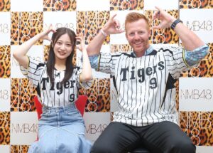 Chihiro Kawakami Instagram - ⚾

スポーツニッポンさんが企画してくれた
マートンとの対談

私にとって、マートンは人生で1番会いたかった人。

マートンのおかげで
野球にのめり込んで、阪神を好きになって
モノマネをしたからキャラができて
日々の活動から活力をもらっていて…

まさに今の私を作ってくれた人。

"マートンのおかげで"
と言えることが沢山あります

そんな憧れであり尊敬する人が目の前にいました。

実際に会えた瞬間
夢が叶ってしまった。どうしよう。
と思いました

でもマートンが話してくれた言葉ひとつひとつが宝物で
緊張して全ては聞けなかったけどそれもまた思い出で

会って話せて夢は叶ったけど
next timeね！って帰り際言ってくれて

次会う時はもっと大きくなっていたいなって
また私に夢を与えてくれました

スポニチさん
素敵な機会をいただいて
ありがとうございました！

沢山プレゼントもいただいて
がんばりましょうっていってくれて
いつも見てた笑顔で笑ってくれて
紳士でかっこよかったです。

また大好きが増しました😌

やっぱりマートンは1番の推しです

私も皆さんに活力を与えられる存在
でいたいなと思いました☺️

Thank you Murton.

God bless.

写真:スポーツニッポン新聞社提供 

#スポニチ #推し活 #神推し 
#阪神タイガースファン 
#阪神タイガース #マートン 
#9 

（好きだ虫のMV見てきたよ！って言いながら行進してくれました）（好きだ虫ポーズもしてくれた）（バッティングフォームも一緒にしてくれた）

#尊い