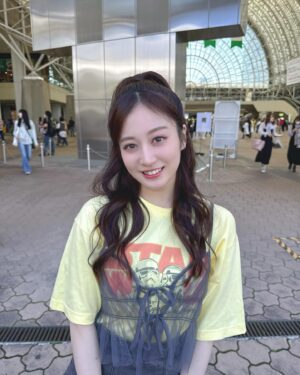 Chihiro Kawakami Instagram - 🌟

明日５月４日は
「スター・ウォーズの日」

STAR WARS Tシャツが可愛くてお気に入りです🪐

" May the Forth be with you. "

#スターウォーズの日 #大阪コミコン2024
#大阪コミコンでは #5月4日に合わせて
#54種類のスターウォーズTシャツが販売中です
#圧巻 でした　#ご来場の際はぜひ確認してください 🌟