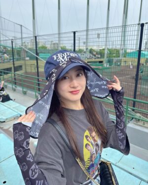 Chihiro Kawakami Instagram - 🏟️

今年2回目の鳴尾浜!!
平日なのに沢山の方が観戦に来られていて
朝9時に球場ついた頃にはすんごい行列ができていました

入場できてよかった…！

野外で屋根がないので
日焼けしないように対策しっかりスタイル☝🏻

あと何回鳴尾浜行けるかな〜⚾️

#鳴尾浜 #阪神鳴尾浜球場 
#阪神タイガース #野球 #日焼け対策