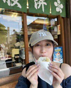 Chihiro Kawakami Instagram - ⛩️🪷

太宰府天満宮 へ 行ってきました !

天気が良くて幸せで
梅ヶ枝餅が美味しくて幸せで
密かに集めてる御朱印いただけて幸せで

とにかく幸せ尽くしでした🤍✨

紫陽花の花手水がとっても綺麗だった…!!!

#福岡観光 #太宰府天満宮 
#梅ヶ枝餅 #美味しすぎ 
#花手水 #紫陽花 #御朱印 
#パワーもらえました