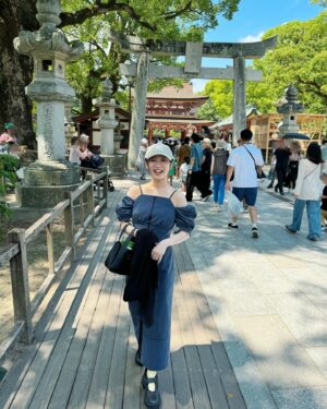 Chihiro Kawakami Instagram - ⛩️🪷

太宰府天満宮 へ 行ってきました !

天気が良くて幸せで
梅ヶ枝餅が美味しくて幸せで
密かに集めてる御朱印いただけて幸せで

とにかく幸せ尽くしでした🤍✨

紫陽花の花手水がとっても綺麗だった…!!!

#福岡観光 #太宰府天満宮 
#梅ヶ枝餅 #美味しすぎ 
#花手水 #紫陽花 #御朱印 
#パワーもらえました