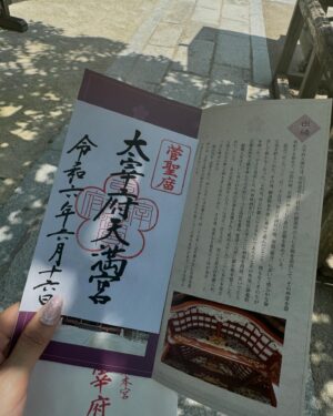 Chihiro Kawakami Instagram - ⛩️🪷

太宰府天満宮 へ 行ってきました !

天気が良くて幸せで
梅ヶ枝餅が美味しくて幸せで
密かに集めてる御朱印いただけて幸せで

とにかく幸せ尽くしでした🤍✨

紫陽花の花手水がとっても綺麗だった…!!!

#福岡観光 #太宰府天満宮 
#梅ヶ枝餅 #美味しすぎ 
#花手水 #紫陽花 #御朱印 
#パワーもらえました