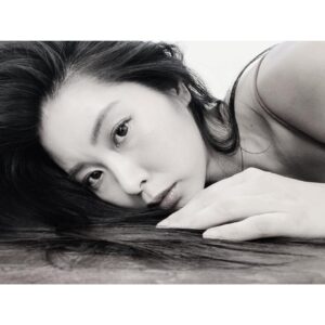 Chikako Fukuyama Instagram - I am so grateful to all the wonderful woman and girls in my life who have supported me on this journey. Much love to you all😘

「女性の活躍」を促進する運動がSNS上で行われているよ！今回はただモノクロの自分の写真を投稿することで認識を高めているみたいです。これがただの投稿だけでなく、何かを知ることに繋がるキッカケになれば嬉しいです。
いつでも どこでも 誰でも、働き、学べる世の中へ。
.
#empoweringwomen #challengeaccepted 
 #学びは一生 
Thanks - @jujulee_z @narisasuzuki @darlingamyshi