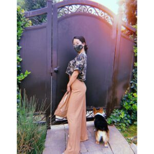 Chikako Fukuyama Instagram - Let’s prioritize our healthcare workers who are fighting for all of us on the front line - they need face masks and protective gear more than anyone else right now- i think any help, even if small, is meaningful and can have impact. I made my mask using my favorite tees. Let’s get through this together 
ガーゼを挟んだマスクをたくさん作ったよ！医療用マスクは最前線で戦ってくれている医療関係介護関係の方々に使ってもらいたい。
.
#facemaskforlife