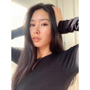 Chikako Fukuyama Instagram - Should I cut my hair? 🙄
#ショートにしたい衝動 #longblackhair #revolve