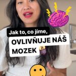 Chila Ta Thuy Instagram - „Jste to, co jíte” je skutečně pravda. A to se vztahuje i na náš mozek. Mezi střevním mikrobiomem a mozkem je tzv. gut-brain axis, což je obousměrná dráha, skrz kterou spolu komunikují. Neurotransmitery se produkují nejen v mozku, ale také v našem střevním traktu. A oba dva druhy mají vliv na naši psychiku, což je celkem nedávné objevení, protože tyto systémy byly vědci dlouho považované za samostatné. Prosím berte ohled na to, že v 1,5 minutovém Reels nelze obsáhnout tak komplexní téma a zároveň se vám informace snažím dávkovat tak, jak to nejvíc vyhovuje mně. 😀 Čili po troškách. Pokud chcete víc informací, počkejte si na další video nebo navštivte blog nebo Instagram @wildandcoco pro spoustu zajímavých článků na toto téma. Tímto bych jim chtela poděkovat za to, ze už přes rok mě krmí skvělými produkty, po kterých mi moje střeva vždycky poděkují. Obzvlášť po náročném období cestování a cooking shows, kdy trávím v kuchyni několik dní a nemám čas jíst jako člověk. :-)) #spetkachili #mozek #streva #wildandcoco #placenaspoluprace