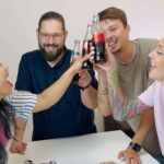 Chila Ta Thuy Instagram - Troufli byste si na tuhle výzvu i vy? Označte v komentářích, komu byste vyběr surovin určitě nikdy nesvěřili, protože víte, že by vám schválně vybral úplnou blbost. :D Moji přátelé na mě byli myslím ještě relativně mírní, nejspíš se báli, že bych o nich pak řekla něco špatnýho ve střihu. :D Děkuji Coca-Cola za spolupráci. Splněný sen každého tvůrce je mít partnerství s někým, kdo vám nechává zcela volné pole působnosti. #realmagic #recipeformagic #cocacolaczsk #Cokeandmeal #kouzlomomentu #spetkachili #receptnakouzlo #placenaspoluprace Díky, čumáčci, @kundosaki_ @otakar.senkyr @xhornik