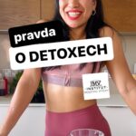 Chila Ta Thuy Instagram - ⁣Je tu jaro a jako vždy se roztrhl pytel s detoxy a na každém rohu na nás skáče Kamča se svým speciálním programem. 😅 Jak je to ale doopravdy?⠀ ⠀ ✅ Lidský organismus nečeká na žádný jarní detox, ale má velmi robustní detoxikační systém, který PŘIROZENĚ eliminuje toxické látky a zplodiny metabolismu 24 hod denně, 365 dní v roce. Tento “magický” systém zahrnuje játra, ledviny, trávicí trakt, lymfatický systém, plíce a kůži každého z nás. Tyto tělesné systémy nečekají na to, až si dáte zelený ječmen nebo bylinky, ale neustále (i když spíme) odstraňují všechny “toxické” látky.⠀ ⠀ ✅ Účinek detoxikačních diet, čajů a šťáv na hubnutí a pokles hmotnosti spočívá v tom, že vlivem diuretických a projímavých účinků různých bylinek spolu s vyřazením všech běžných potravin zákonitě dojde (krátkodobě) ke snížení tělesné hmotnosti tím, že se odvodníte, dojde k poklesu glykogenových zásob a vyprázdnění střev. Jakmile se po detoxu zase najíte, MÁTE VŠE ZPÁTKY. Hubnout nezačnete díky “očistě a odblokování metabolismu” detoxem, ale díky kalorickému deficitu. Mimochodem, vyvolaný průjem po detoxikačních přípravcích Vám z těla neodstraní žádnou “nálož toxinů”, ale můžou Vám nepěkně rozhodit střevní mikrobiom.⠀ ⠀ ⠀ ✅ Půsty a drastické detoxikační diety na ovoci a zelenině mohou být pro lidský organismus z hlediska detoxikace naopak KONTRAPRODUKTIVNÍ, protože naše přirozené detoxikační systémy (především játra) potřebují pro svou činnost aminokyseliny z bílkovin (např. glutamin, glycin a cystein), díky kterým se zbavíme “toxinů” z organismu. Vzhledem k tomu, že jsme běžným “toxickým” látkám z prostředí vystaveni denně, potřebuje náš organismus pro přirozenou detoxikaci kvalitní a vyváženou výživu každý den v roce, ne nějakou extrémní detoxikační kůru jednou za rok⠀ ⠀ ⠀ ⁣✅Mimochodem, výrobci detoxikačních produktů Vám nemohou poskytnout žádné relevantní vědecké důkazy o účinnosti(a dokonce i bezpečnosti) svých produktů, protože žádné takové důkazy NEEXISTUJÍ. Dokonce často ani nedokážou konkrétně odpovědět na to, proti jakým “toxinům” jsou jejich produkty zaměřeny a co přesně znamená “detox”.⠀#detox #myty #institutmodernivyzivy #fakta⠀ ⠀ @institutmodernivyzivy ❤️ @hjm.omg aka Marie